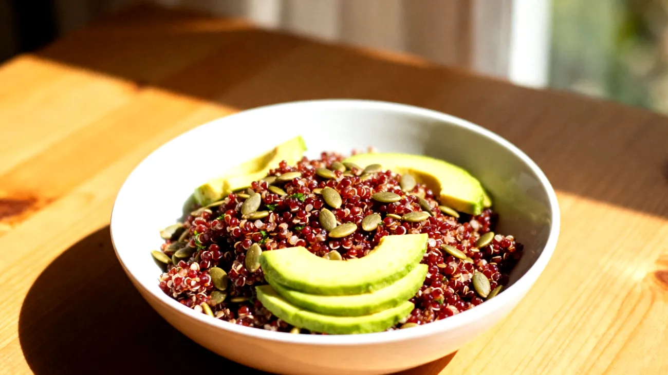 Insalata di quinoa rossa con semi di zucca e avocado"