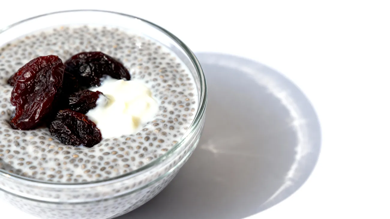Pudding di semi di chia con prugne secche e kefir"