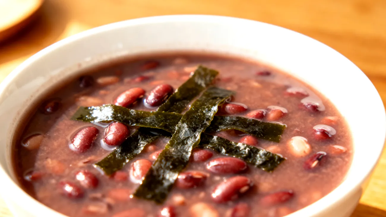 Zuppa di fagioli azuki con alghe wakame"
