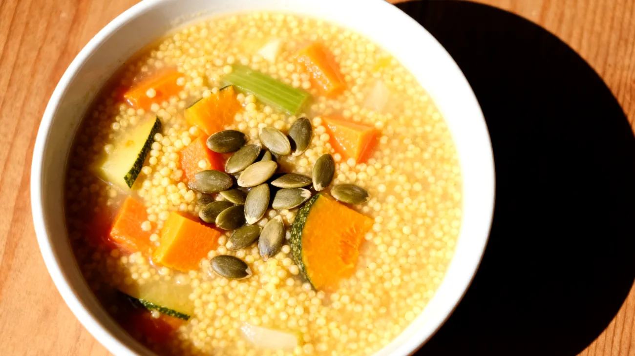 Zuppa di miglio con verdure di stagione e semi di zucca"