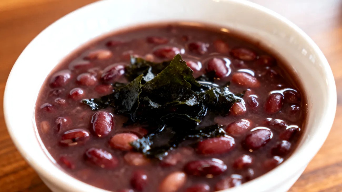 Zuppa di fagioli azuki con alghe wakame"
